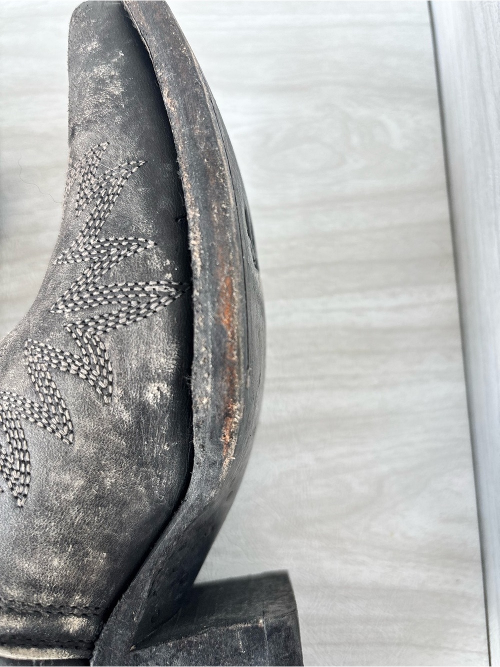 With Box Ariat Women’s Western Boots - naturally distressed black booties size 8 - Picture 5 of 16